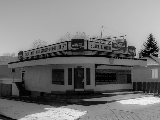 Black & White Grocery Ramsay